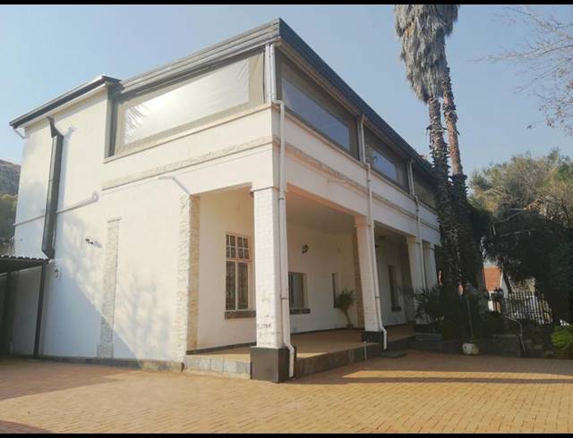 10 BEDROOM HOUSE FOR SALE IN BEZUIDENHOUT VALLEY